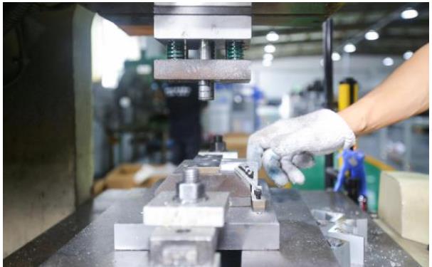 鋁型材加工廠家必需品：鋁型材廠家一般需要什么設備呢？